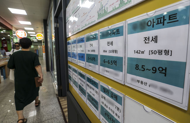 지난달 26일 서울시내 부동산중개업소에 전세 매물 정보가 붙어있다. 올해 1~6월 서울 주택 전·월세 거래량은 27만7769건으로 나타났다. 이 중 전세 거래량 13만5771건, 월세 거래량 14만1998건으로 전세 비중이 48.9%로 확인됐다. 이는 서울부동산정보광장이 관련 통계를 집계하기 시작한 2011년 이후 가장 낮은 비중이다.