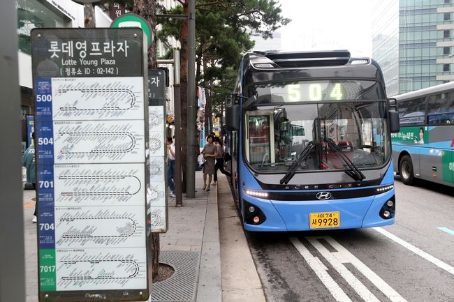 13일 서울 시내 버스정류장 모습