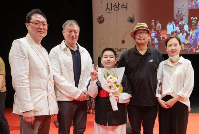 왼쪽부터 한국음악 강상구 교수, 유태균 서울예대 총장, 한국음악 초등부 참가자 임건우 학생과 가족(사진=서울예대 제공)