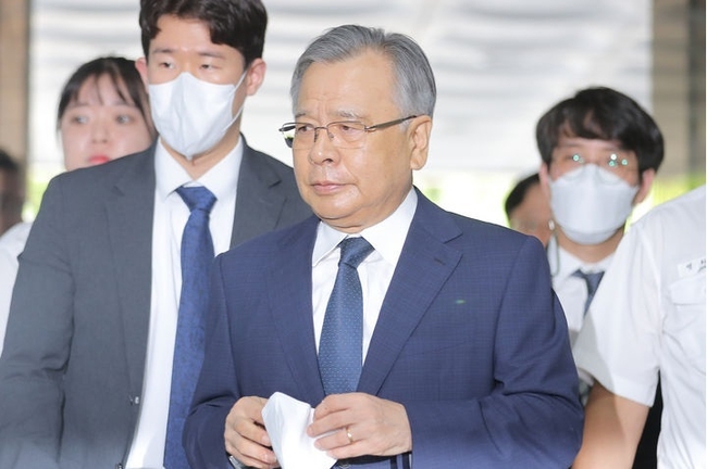  '대장동 로비 의혹'을 받는 박영수 전 특별검사가 지난 3일 서울 서초구 서울중앙지법에서 청탁금지법 위반과 특정경제범죄 가중 처벌법상 수재 등 혐의에 대한 자신의 두 번째 구속 전 피의자 심문에 출석하고 있다. 검찰은 21일 박 전 특검을 구속기소했다(사진=뉴시스 제공)