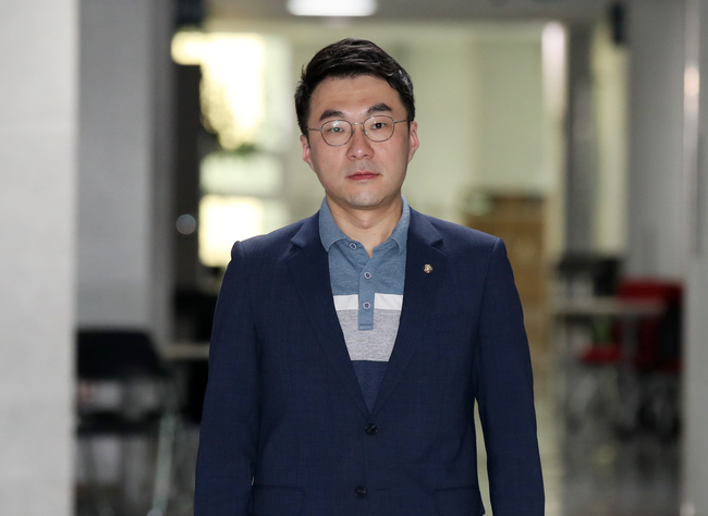 김남국 무소속 의원이 22일 오전 서울 여의도 국회 의원회관 사무실로 들어서고 있다. 이날 국회 윤리특별위원회 소위원회는 가상자산 투기 논란으로 더불어민주당을 탈당한 김 의원에 대한 징계안을 표결한다. (사진=뉴시스 제공)