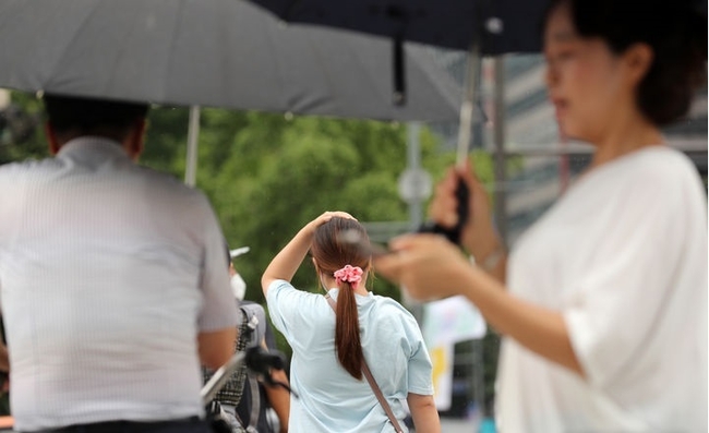 화요일인 지난 22일은 중부지방(강원동해안 제외)과 전라권을 중심으로 강하고 많은 비가 오는 곳이 있겠다. 또 전국 대부분 지역에서 최고 체감온도가 33도 이상으로 오르는 등 무더운 날씨는 계속되겠다. (사진=뉴시스 제공)
