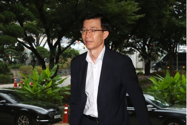 방문규 국무조정실장이 22일 오전 서울 종로구 정부서울청사로 출근하고 있다. (사진=뉴시스 제공)
