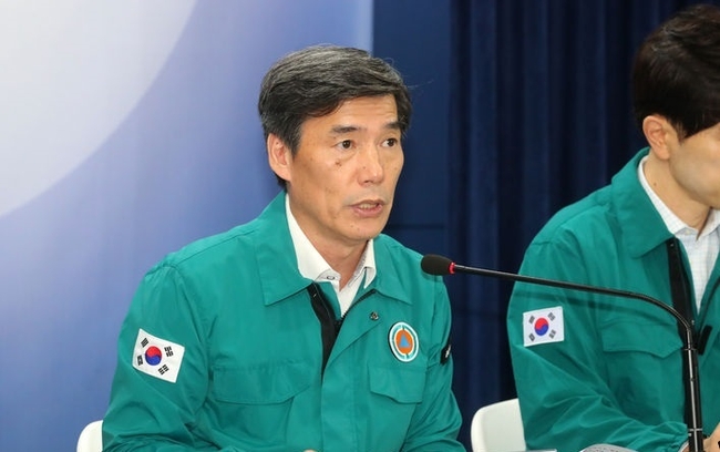 일본 정부가 후쿠시마 원전 오염수 방류 시기를 발표한 22일 오후 서울 종로구 정부서울청사에서 박구연 국무조정실 국무1차장이 오염수 방류 관련 브리핑을 하고 있다. (사진=뉴시스 제공)