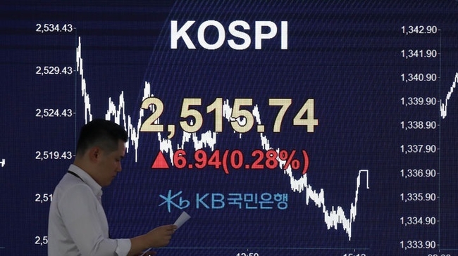 코스피가 전 거래일(2508.80)보다 6.94포인트(0.28%) 오른 2515.74, 코스닥지수는 전 거래일(888.71)보다 4.62포인트(0.52%) 상승한 893.33에 장을 마감한 22일 오후 서울 영등포구 여의도 KB국민은행 스마트딜링룸에서 직원이 업무를 보고 있다. 이날 서울 외환시장에서 원·달러 환율은 전 거래일(1342.6원)보다 7.1원 내린 1335.5원에 마감했다.(사진=뉴시스 제공)
