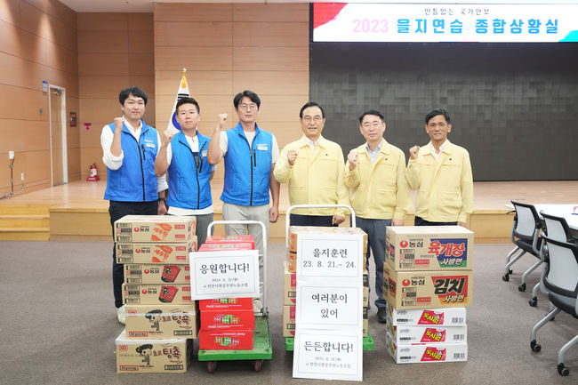 이영준 천안시청공무원노조 위원장이 박상돈 천안시장과 함께 을지훈련 참가자 위문을 하였다.(사진=천안시제공)