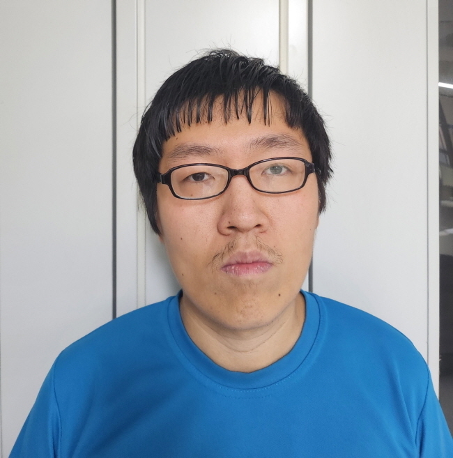 23일 경찰에 따르면 서울경찰청은 이날 오후 경찰 내부 위원 3명과 외부 위원 4명으로 이뤄진 신상공개심의위원회(신상공개위)를 비공개로 진행한 후 신림 등산로에서 일면식도 없는 여성을 때리고 성폭행해 숨지게 한 혐의로 구속된 최윤종(30)의 신상정보를 공개했다. (사진 = 서울경찰청 제공)