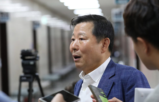 이철규 국민의힘 사무총장이 21일 서울 여의도 국회에서 기자들에게 지난 16일 비공개 의원총회에 대해 발언하고 있다.(사진=뉴시스 제공)