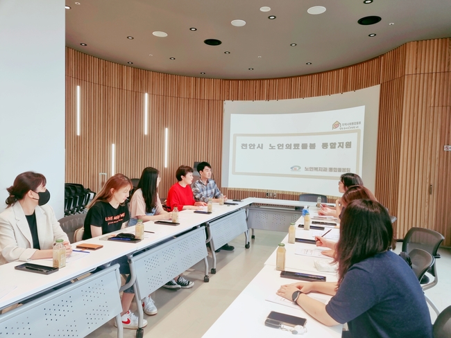 서울시복지재단 관계자와 민간전문가 등 7명이 24일 천안시가 성공적으로 추진 중인 노인의료돌봄 통합지원 시범사업을 벤치마킹하기 위해 천안시청을 방문했다. (사진=천안시 제공)