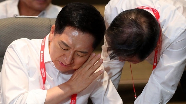 김기현 국민의힘 당 대표가 28일 오후 인천 중구 인천국제공항공사 인재개발원에서 열린 '국민과 함께 3대 개혁 완수-2023 국회의원 연찬회'에서 이철규 사무총장과 대화하고 있다.(사진=뉴시스 제공)