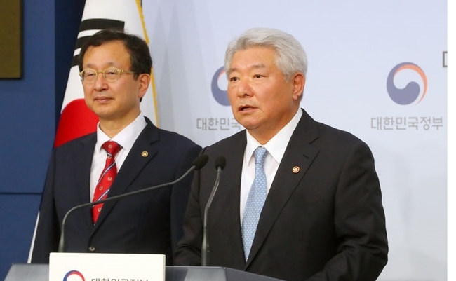 김홍일 국민권익위원장이 29일 오후 서울 종로구 정부서울청사 별관에서 청탁금지법 시행령 개정안 국무회의 상정 결과를 발표하고 있다.(사진=뉴시스 제공)