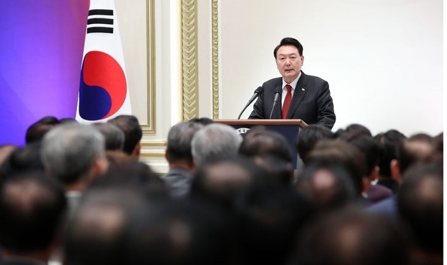 윤석열 대통령이 29일 청와대 영빈관에서 열린 제21기 민주평화통일자문회의 간부위원과의 통일대화에서 격려사를 하고 있다. (사진=뉴시스 제공)