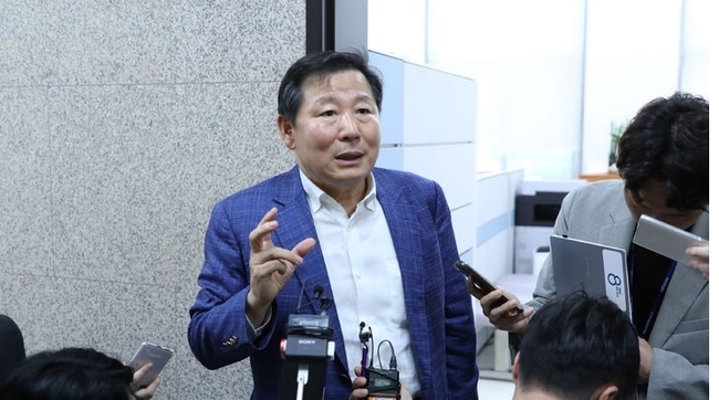 국민의힘 조직강화특별위원회가 내년 총선을 앞두고 실시한 사고당협위원장 공모에서 총 10곳만 추천하기로 했다. 사진은 이철규 국민의힘 사무총장이 21일 서울 여의도 국회에서 기자들에게 지난 16일 비공개 의원총회에서 '승선불가' 발언한 것에 대한 입장을 밝히고 있다. (사진=뉴시스 제공)