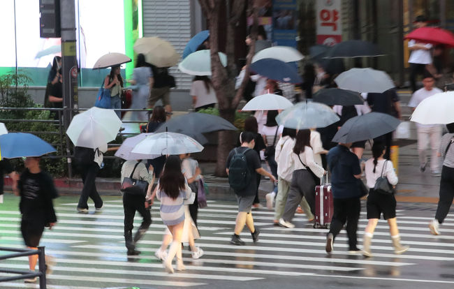 비가 내리는 29일 오후 서울 서초구 강남역 인근에서 시민들이 우산을 쓰고 퇴근하고 있다.(사진=뉴시스 제공)
