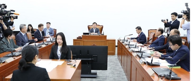 30일 오후 서울 여의도 국회에서 열린 가상자산 거래 논란 속에 더불어민주당을 탈당한 김남국 의원의 징계 수위를 결정을 위한 윤리위 소위원회의에 이양수 국회 윤리특별위원회 제1소위원장과 의원들이 자리하고 있다.(사진=뉴시스 제공)