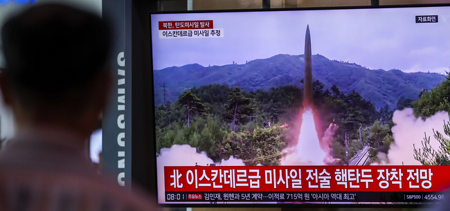 북한이 7월 19일 오전 동해상으로 탄도미사일 2발을 발사했다는 뉴스를 서울역 대합실에서 시민들이 시청하고 있다. (사진=뉴시스 제공)