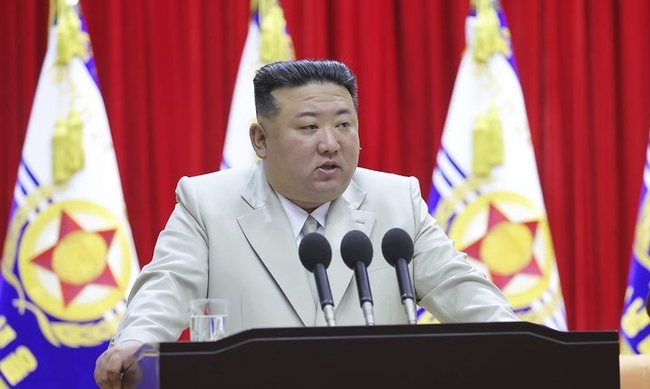 북한 조선중앙통신이 지난 29일 제공한 사진에 김정은 북한국무위원장이 해군절을 맞아 지난 27일 해군 사령부를 방문해 연설하고 있다. 김 위원장은 한·미·일 정상회의를 거론하면서 한·미·일 정상을 '깡패 우두머리'라고 비난했다. (사진=뉴시스 제공)