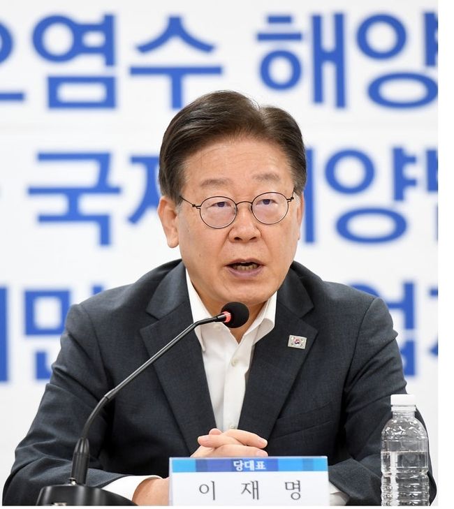  이재명 더불어민주당 대표가 30일 오전 전남 무안군 삼향읍 민주당 전남도당에서 현장 최고위원회의에 참석해 오염수 방류 관련 정부 대응을 규탄하고 있다.(사진=뉴시스 제공)