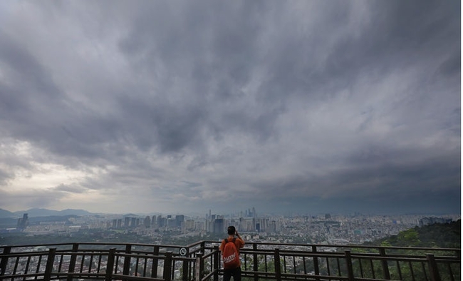  가을장마가 시작된 지난 29일 오전 서울 중구 남산에서 바라본 서울 시내에 먹구름이 드리워 있다. (사진=뉴시스 제공)