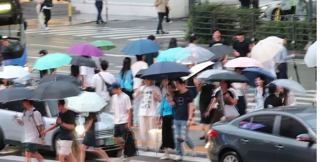  지난달 29일 오후 서울 서초구 강남역 인근에서 시민들이 우산을 쓰고 퇴근하고 있는 모습. (사진=뉴시스 제공)
