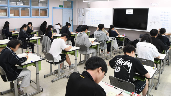 2024학년도 대학수학능력시험 6월 모의평가가 치러진 6월 1일 서울 송파구 방산고등학교에서 3학년 학생들이 시험을 준비하고 있다.