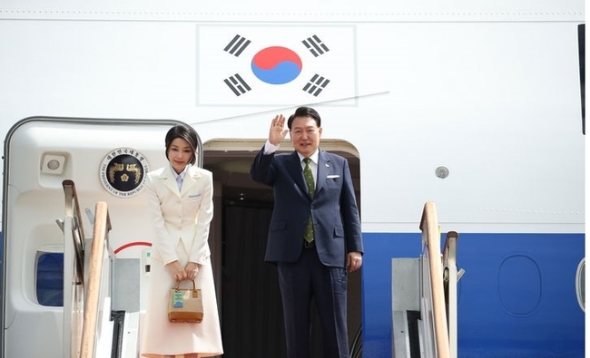 윤석열 대통령은 5일 오전 12시께 경기 성남시 서울공항에서 대통령 전용기인 공군 1호기에 탑승했다. (사진=뉴시스 제공)