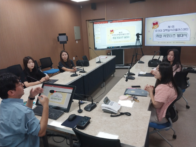 1기로 시작하는 이번 대학일자리플러스센터 취업서포터즈는 총 4명의 학생으로 구성되었으며, 오는 12월까지 약 4개월간 대학일자리플러스센터사업 및 프로그램 홍보, 청년고용정책 홍보 등 다양한 월별 미션을 수행할 예정이다.(사진=배재대 제공)(