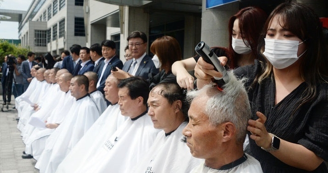  '전북도의회 새만금 SOC 예산삭감 반대 삭발 투쟁'이 열린 5일 전북 전주시 전북도의회 앞에서 전북도의원들이 결의를 다지며 삭발하고 있다. (사진=뉴시스 제공)