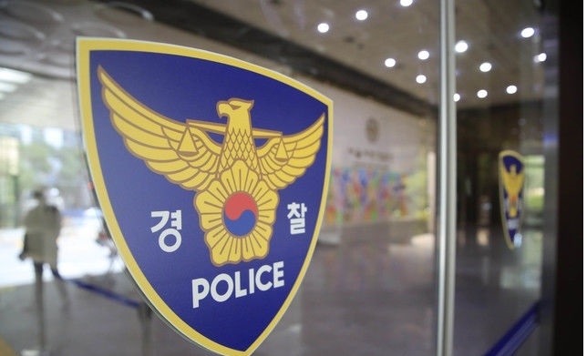 5일 퇴근 시간대 서울 지하철 당산역에서 여성을 강제 추행한 혐의를 받는 20대 남성이 경찰에 붙잡혔다. 이 과정에서 피해자가 지른 비명을 들은 일부 승객들이 '흉기 난동' 사건으로 오인해 대피하는 소동이 벌어지기도 했다.(사진=뉴시스 제공)