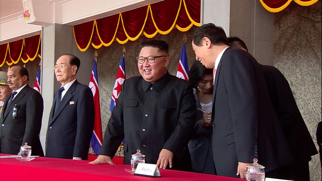 2018년 9월 9일 평양 김일성광장에서 열린 북한 정권수립 70주년 열병식에서 북한 김정은 국무위원장과 리잔수 중국 전국인민대표회의 상무위원장이 이야기를 나누고 있다. (사진=조선중앙TV 캡쳐/뉴시스 제공)