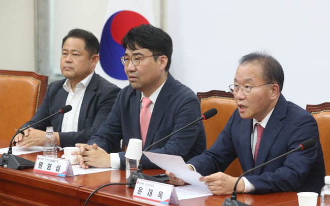  7일 오후 서울 여의도 국회에서 열린 국민의힘 '대선공작게이트' 긴급대책회의에서 윤재옥 국민의힘 원내대표가 발언을 하고 있다.(사진=뉴시스 제공)