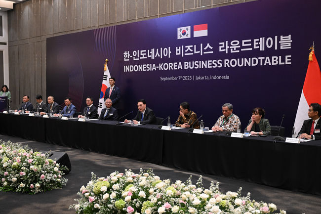 윤석열 대통령이 7일(현지시간) 자카르타 시내 한 호텔에서 열린 한-인도네시아 비즈니스 라운드 테이블에서 축사하고 있다. (사진=대통령실/뉴시스 제공)