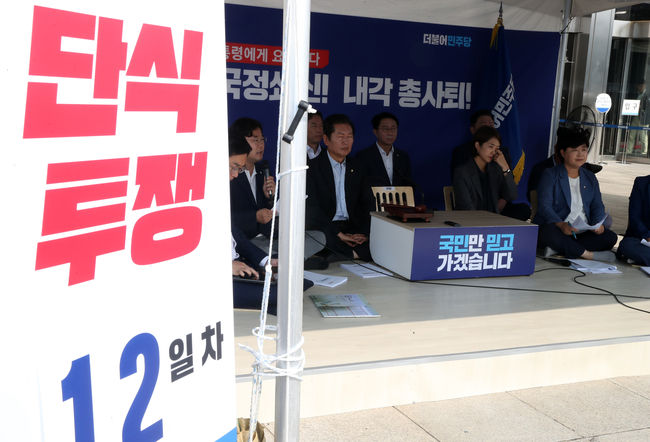  박찬대 더불어민주당 최고위원이 11일 오전 서울 여의도 국회 본청 앞 단식투쟁천막에서 열린 최고위원회의에서 발언하고 있다. 이날 단식투쟁 12일차인 이재명 더불어민주당 대표는 불참했다.(사진=뉴시스 제공)