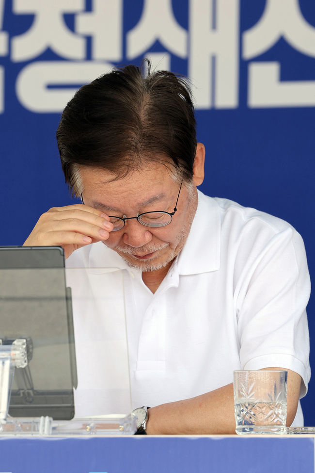 이재명 더불어민주당 대표가 11일 오후 서울 여의도 국회 본청 앞 단식투쟁천막에서 단식투쟁 12일차를 이어가고 있다. (사진=공동취재/뉴시스 제공)