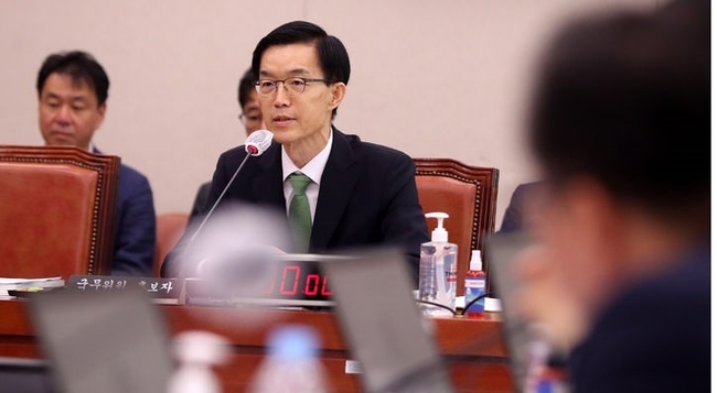 방문규 산업통상자원부 장관 후보자가 13일 오전 서울 여의도 국회에서 열린 인사청문회에서 의원의 질의에 답변하고 있다. (사진=뉴시스 제공)