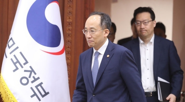 추경호 경제부총리 겸 기획재정부 장관이 15일 오전 서울 종로구 정부서울청사에서 열린 물가·민생 점검회의에 참석하고 있다. (사진=뉴시스 제공)