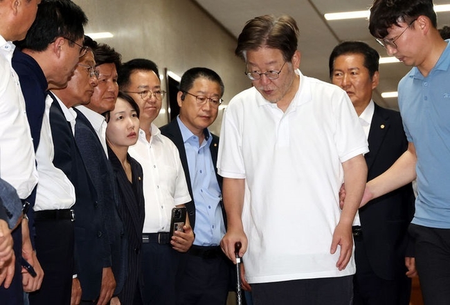 이재명 더불어민주당 대표가 지난 17일 오후 서울 여의도 국회에서 단식 중단을 촉구하는 의원들 앞을 지나 대표실로 향하고 있다(사진=뉴시스 제공)
