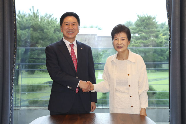 김기현 국민의힘 대표가 지난 13일 대구 달성군 박근혜 전 대통령 사저에서 박 전 대통령과 기념촬영을 하고 있다. (사진=국민의힘 제공)