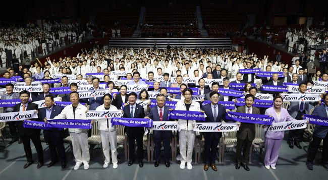 지난 12일 서울 올림픽공원 올림픽홀에서 열린 2022 항저우 아시안게임 선수단 결단식에서 참가자들이 기념촬영을 하고 있다.
