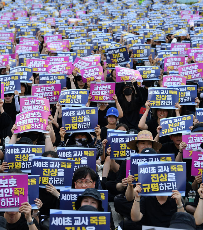 4일 오후 광주 동구 5·18민주광장에서 광주지역 교사 3500여명이 참석한 가운데 ‘9·4공교육 멈춤의 날-서이초 교사 추모집회’가 열리고 있다.