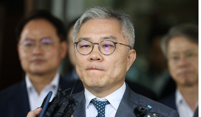 조국 전 법무부장관 아들에게 허위로 인턴증명서를 발급했다는 혐의를 받는 최강욱 더불어민주당 의원이 18일 오후 서울 서초구 대법원 대법정에서 열린 전원합의체 선고에서 징역형 집행유예 판결을 받고 나와 입장을 밝히고 있다. (사진=뉴시스 제공)