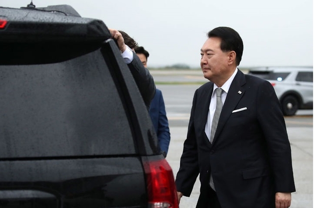 유엔총회 참석차 미국을 방문한 윤석열 대통령이 18일(현지시간) 뉴욕 JFK 국제공항에 도착해 차량에 탑승하고 있다.(사진=뉴시스 제공)