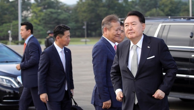 유엔총회 참석을 위해 출국하는 윤석열 대통령이 지난 18일 오전 경기도 성남 서울공항에서 공군 1호기로 향하고 있다.(사진=뉴시스 제공)