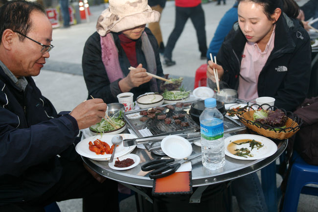 횡성한우축제를 찾은 한 가족 관광객이 축제장에서 한우의 맛을 즐기고 있다. 
