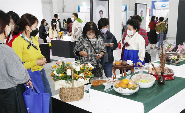 ‘남도음식문화큰잔치’ 전시관을 관광객들이 둘러보고 있다. (사진=전남도 제공)
