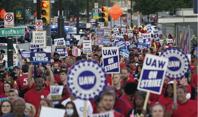 전미자동차노조(UAW) 조합원들이 15일(현지시간) 미 디트로이트 시내를 행진하는 모습. (사진=뉴시스 제공)