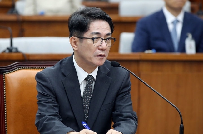 이균용 대법원장 후보자가 19일 오전 서울 여의도 국회에서 열린 인사청문회에서 의원 질의에 답변하고 있다. (사진=뉴시스 제공)