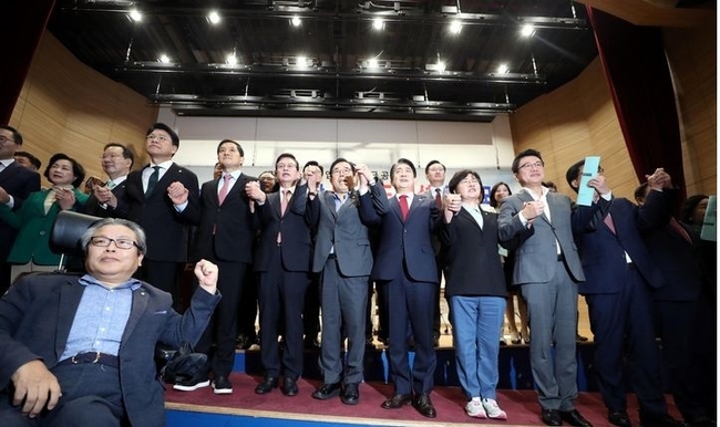 19일 오전 서울 여의도 국회에서 열린 가짜뉴스 근절 입법청원 긴급공청회에서 이동관 방송통신위원장을 비롯한 참석자들 기념촬영을 하고 있다. 왼쪽 세번째 부터 장제원 의원, 박대출 국민의힘 정책위의장, 정우택 국회부의장, 박성중 의원, 이 방통위원장, 조수진 의원, 유의동 대선 공작 게이트 진상조사단 단장. (사진=뉴시스 제공)