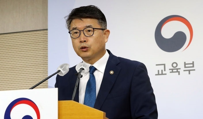 장상윤 교육부 차관이 지난 19일 세종시 정부세종청사에서 제4차 사교육 카르텔, 부조리 범정부 대응협의회 결과를 발표하고 있다. 교육부는 사교육업체에 문항을 판매한 현직 교사 중 대학수학능력시험과 모의평가 출제에 관여한 24명을 고소·수사의뢰 한다고 밝혔다. (사진=뉴시스 제공)