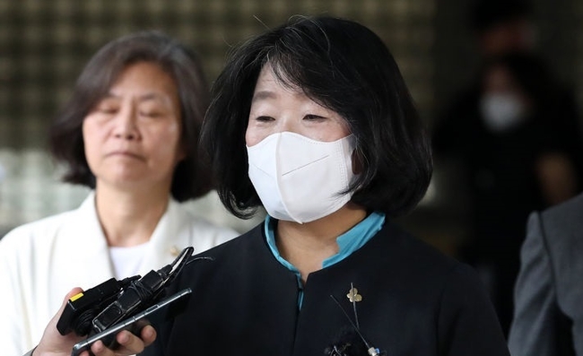 윤미향 무소속 의원이 20일 오전 서울 서초구 서울고등법원에서 열린 정의기억연대 후원금 횡령 등 관련 항소심 선고 공판에서 징역 1년 6개월에 집행유예 3년을 선고받은 뒤 나오고 있다.(사진=뉴시스 제공)